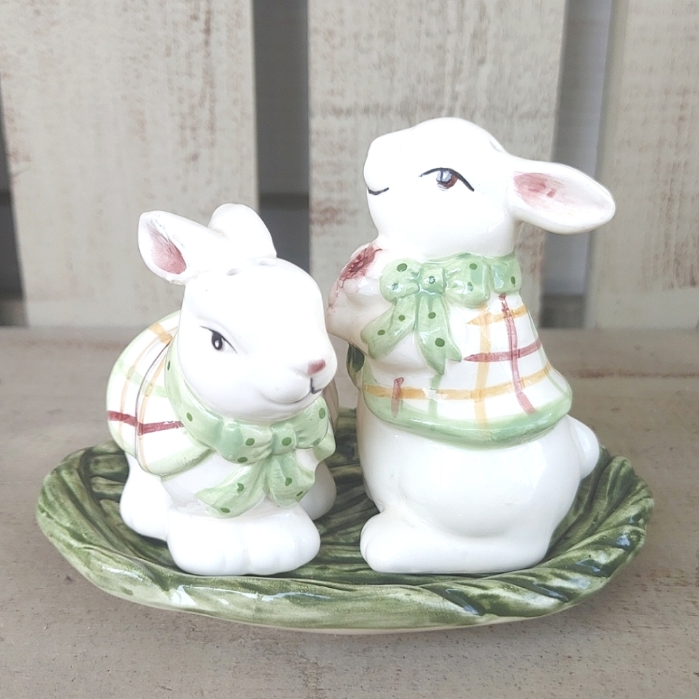 Vintage Tii Collections Bunny Ceramic Salt And Pepper Shaker With Leaf Base